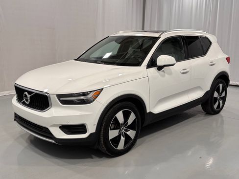 Used 2019 Volvo XC40 T5 Momentum image 1