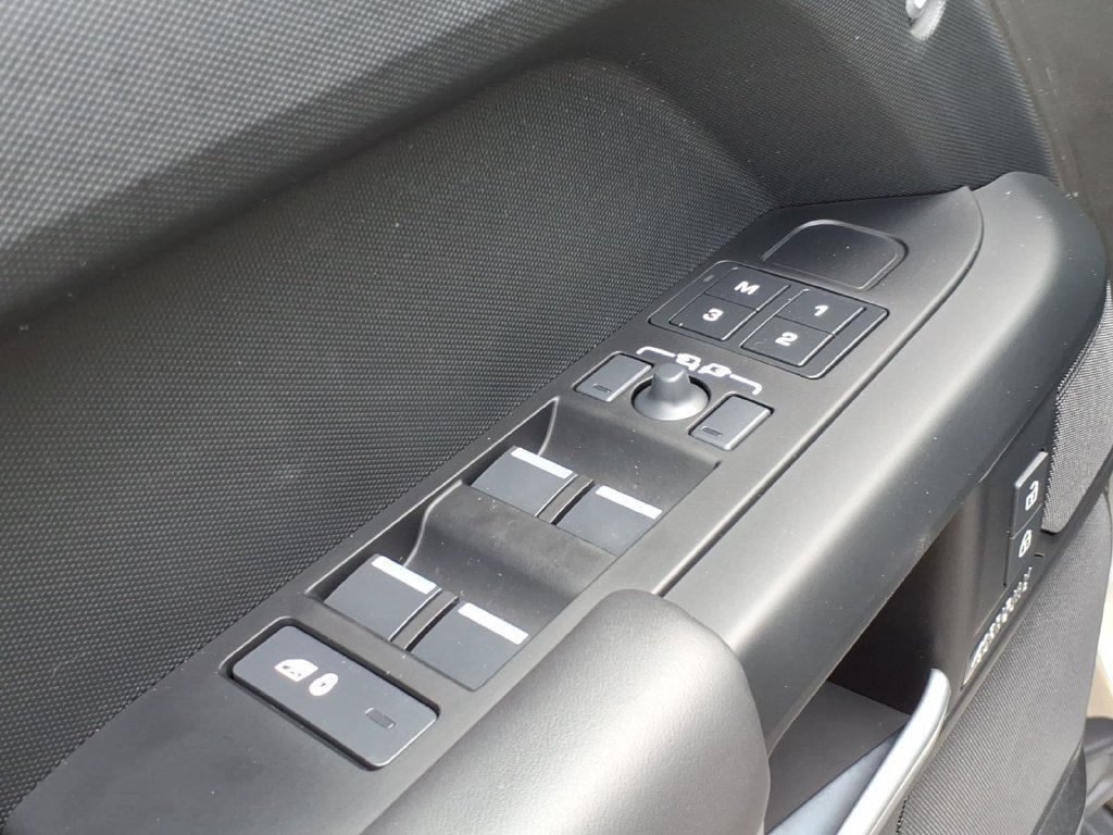 Used 2025 Land Rover Defender 110 X-Dynamic SE AWD/4WD image 17