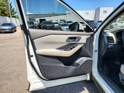 Used 2025 Nissan Kicks SR AWD/4WD image 12