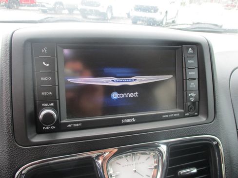 Used 2013 Chrysler Town & Country Touring FWD image 18