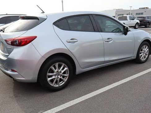Used 2018 MAZDA MAZDA3 Sport FWD image 2