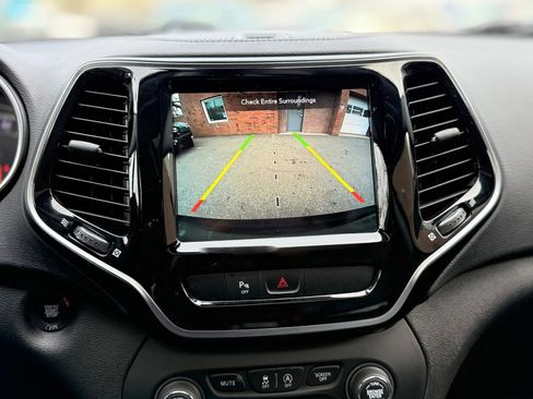 Used 2019 Jeep Cherokee Limited image 30