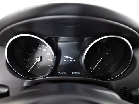 Used 2018 Jaguar F-PACE Premium image 39