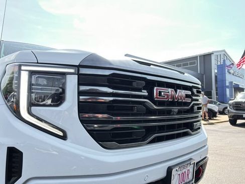 Used 2022 GMC Sierra 1500 AT4 w/ AT4 Premium Package AWD/4WD image 4