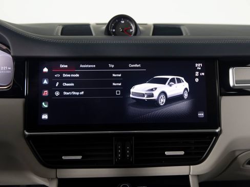Certified 2023 Porsche Cayenne S Platinum AWD/4WD image 22