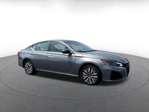 Used 2025 Nissan Altima 2.5 SV FWD image 2