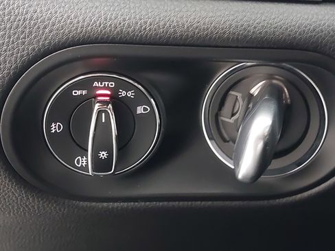 Certified 2018 Porsche Macan image 28