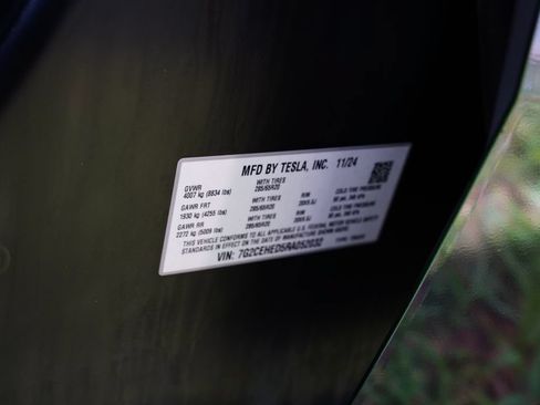 Used 2024 Tesla Cybertruck AWD Crew Cab image 38