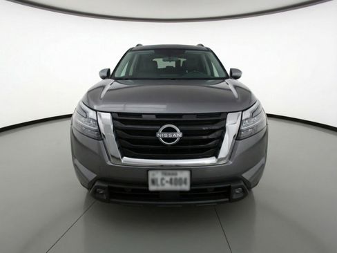 Used 2025 Nissan Pathfinder SV image 2