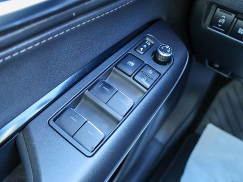 Used 2021 Toyota Venza Limited image 16