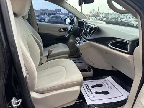 Used 2017 Chrysler Pacifica Touring image 22