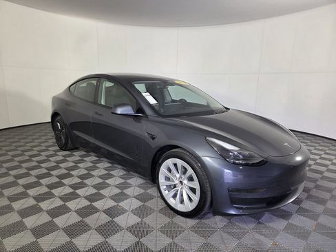 Used 2023 Tesla Model 3 Standard Range image 2