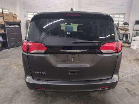 Certified 2022 Chrysler Voyager LX image 6