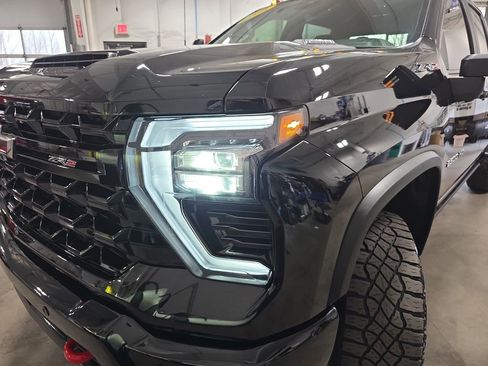 Used 2025 Chevrolet Silverado 2500 ZR2 w/ Technology Package image 33