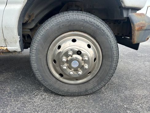 Used 2003 Ford E-350 and Econoline 350 Super Duty RWD image 5