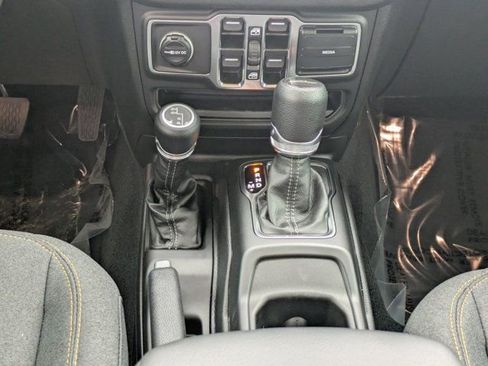 New 2025 Jeep Gladiator Sport image 17