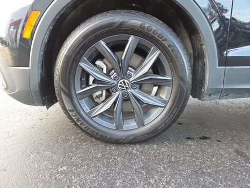 Used 2024 Volkswagen Tiguan SE w/ Panoramic Sunroof Package image 28