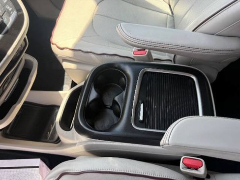 Used 2017 Chrysler Pacifica Limited w/ UConnect Theater Package FWD image 14