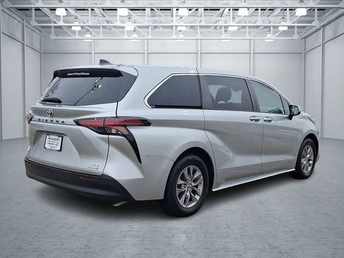 Used 2021 Toyota Sienna XLE image 5