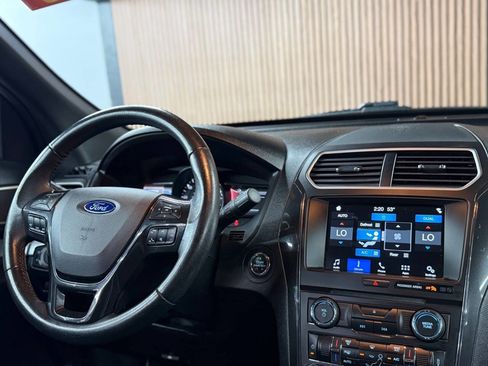 Used 2017 Ford Explorer XLT w/ Equipment Group 201A AWD/4WD image 5