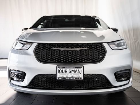 New 2026 Chrysler Pacifica Limited image 2