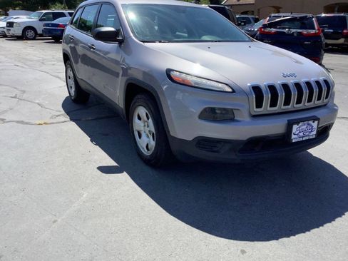Used 2017 Jeep Cherokee Sport w/ Trailer Tow Group AWD/4WD image 6