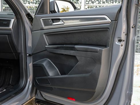 Used 2020 Volkswagen Atlas Cross Sport SE w/ Panoramic Sunroof Package FWD image 40