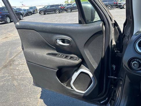 Used 2018 Jeep Renegade Latitude w/ Advanced Technology Group FWD image 14