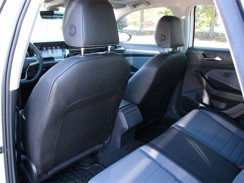 Certified 2025 Volkswagen Jetta SE image 30