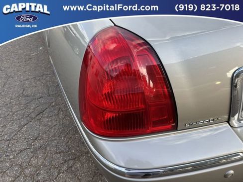 Used 2004 Lincoln Town Car Signature image 15