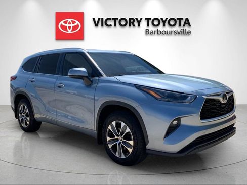 Used 2022 Toyota Highlander XLE AWD/4WD image 5