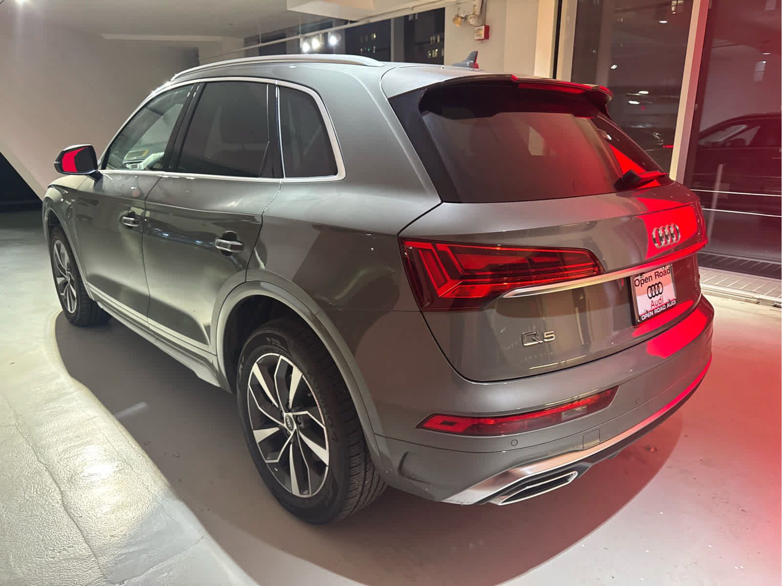 Used 2024 Audi Q5 2.0T Premium Plus w/ Premium Plus Package AWD/4WD image 2