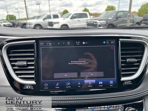 Used 2025 Chrysler Pacifica Limited FWD image 47