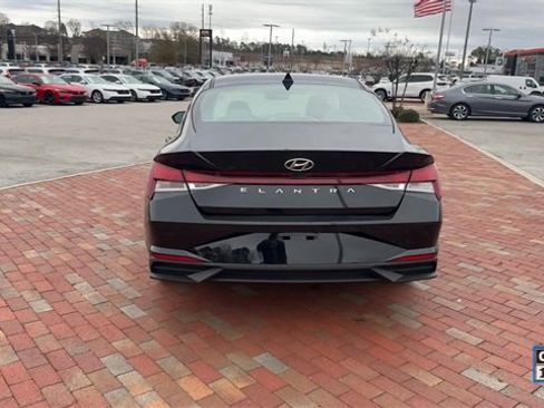 Used 2023 Hyundai Elantra SEL image 9