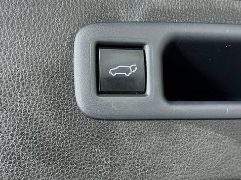 Used 2021 Toyota Highlander XLE AWD/4WD image 14