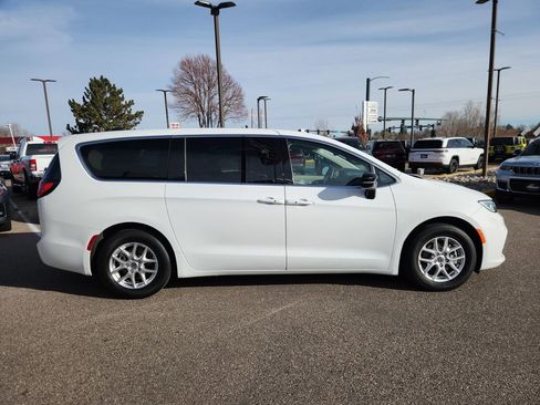Certified 2024 Chrysler Pacifica Touring-L image 2