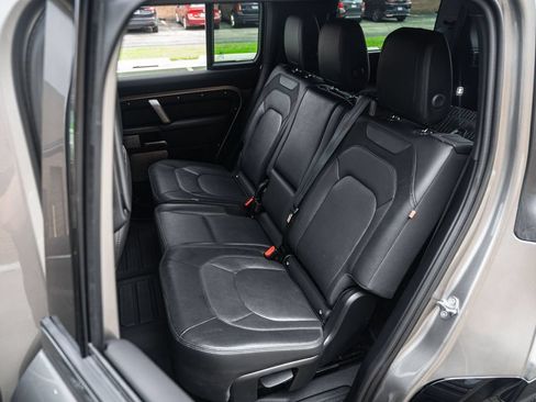 Used 2024 Land Rover Defender 130 X-Dynamic SE AWD/4WD image 19