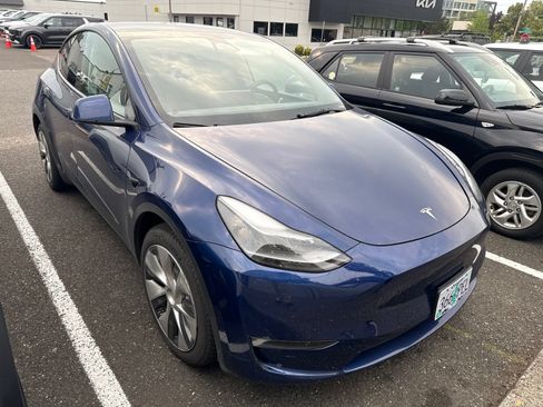 Used 2023 Tesla Model Y Long Range AWD/4WD image 2