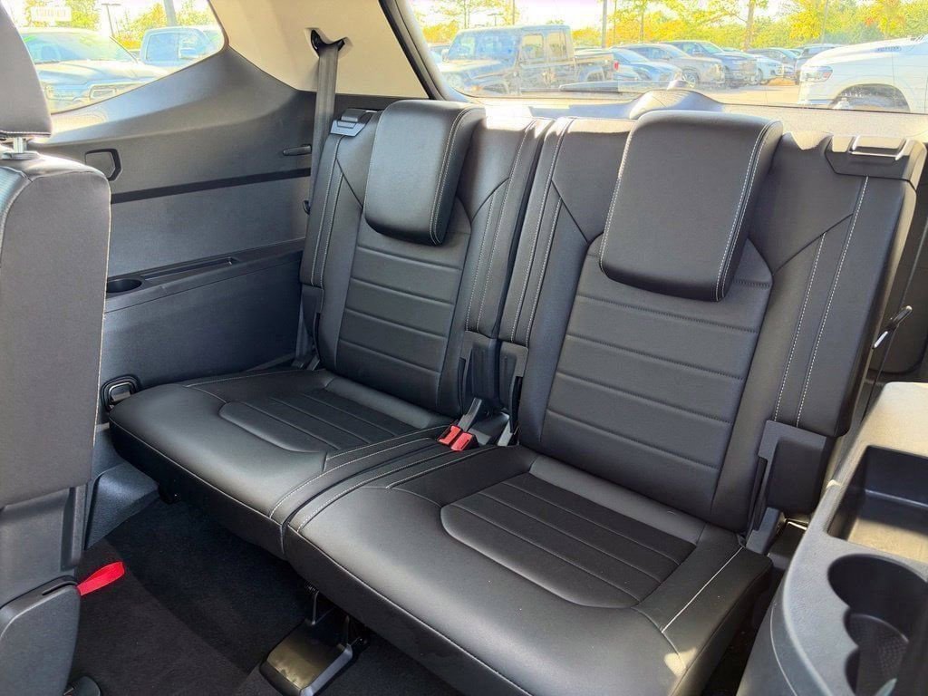 Used 2025 Volkswagen Atlas SEL AWD/4WD image 18