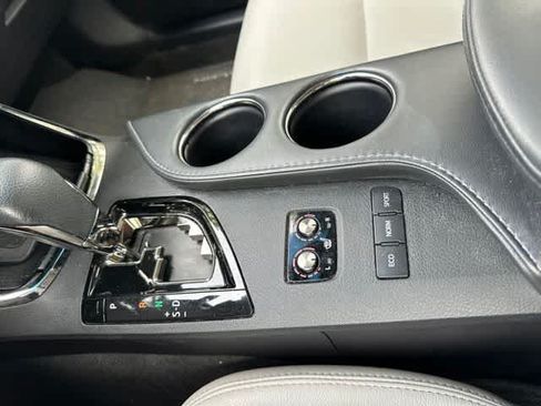 Used 2016 Toyota Avalon XLE Premium FWD image 3