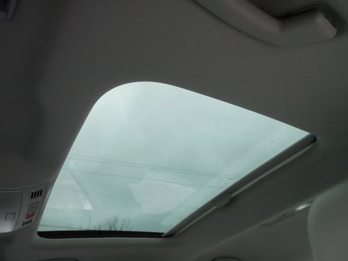 Certified 2025 Volkswagen Jetta SE image 31