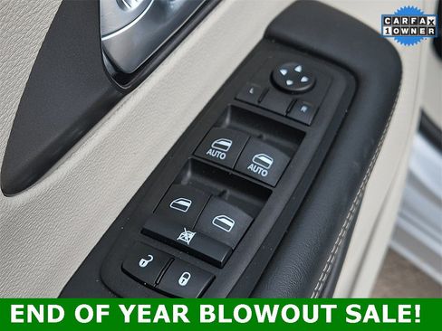 Used 2024 Chrysler Pacifica Touring-L image 13