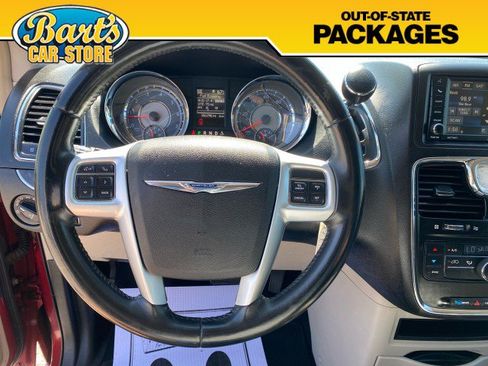 Used 2013 Chrysler Town & Country Touring FWD image 27