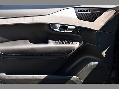 Certified 2023 Volvo XC90 B6 Ultimate w/ Protection Package Premier AWD/4WD image 28