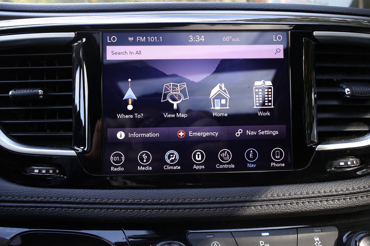 Used 2018 Chrysler Pacifica Limited FWD image 36
