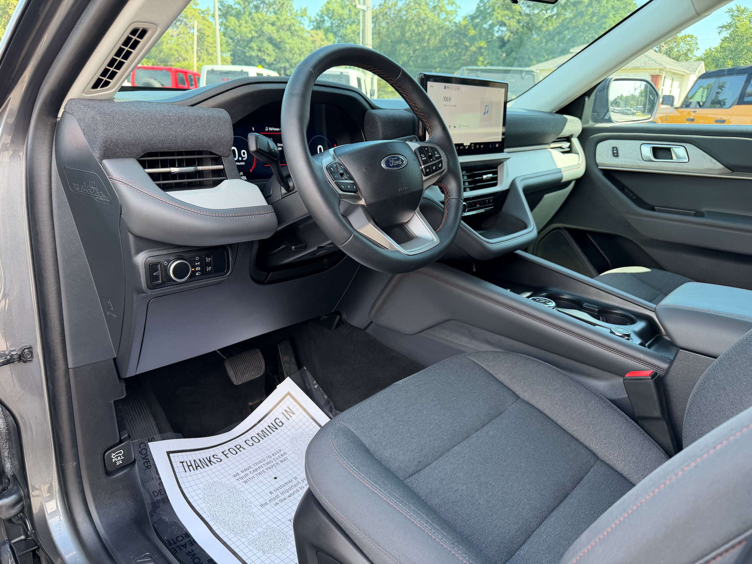 Used 2025 Ford Explorer Active AWD/4WD image 10