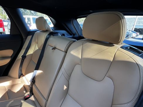 Used 2023 Volvo XC60 B5 Ultimate w/ Climate Package image 32