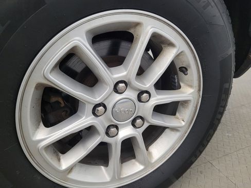 Used 2020 Jeep Grand Cherokee Laredo image 31