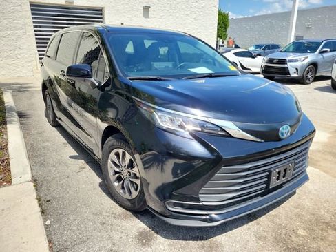 Used 2023 Toyota Sienna LE FWD image 2