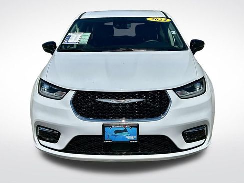 Used 2024 Chrysler Pacifica Limited FWD image 2